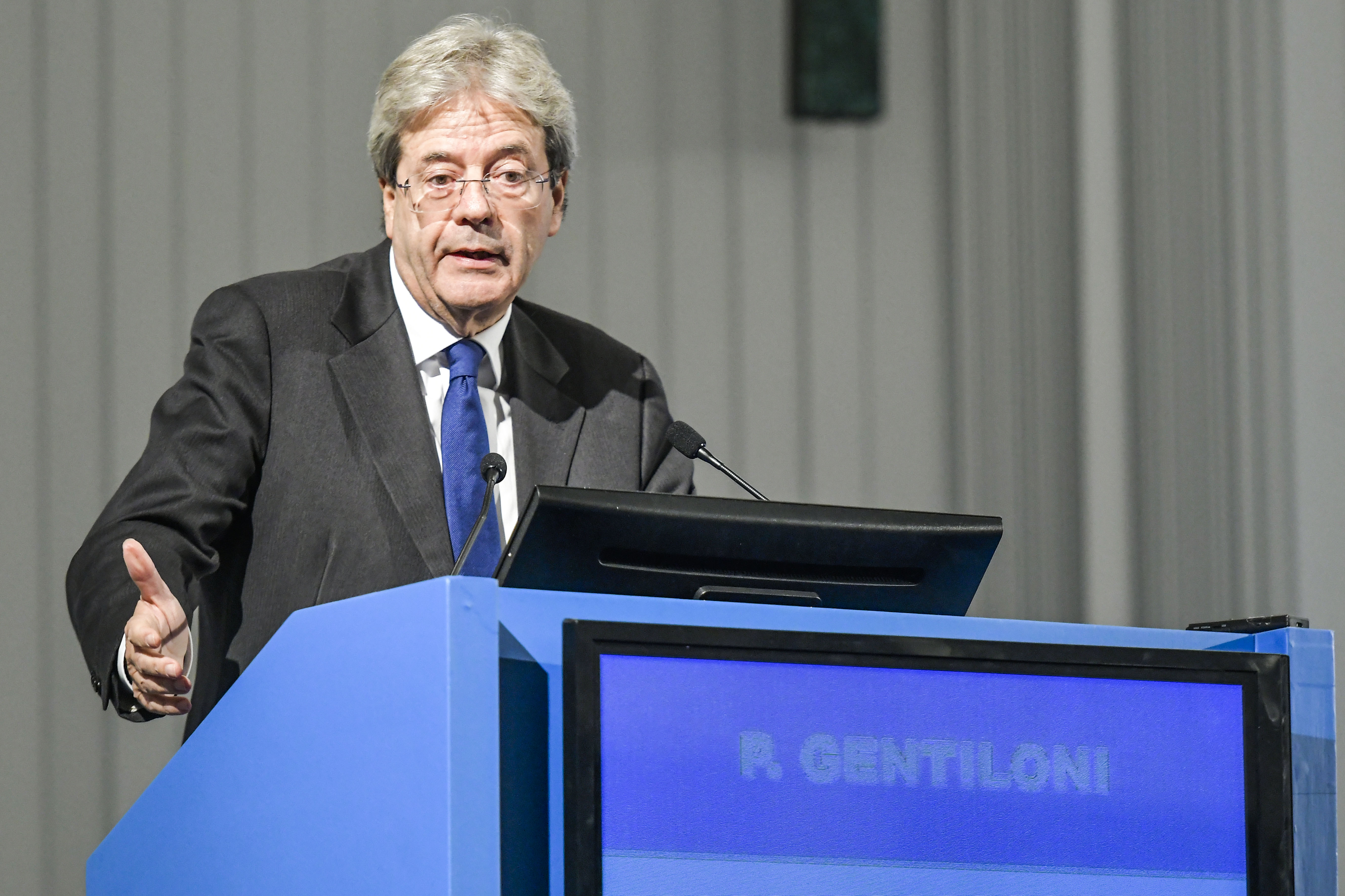 Sciolte le Camere. Gentiloni: «Ma il Governo non tira i remi in barca»