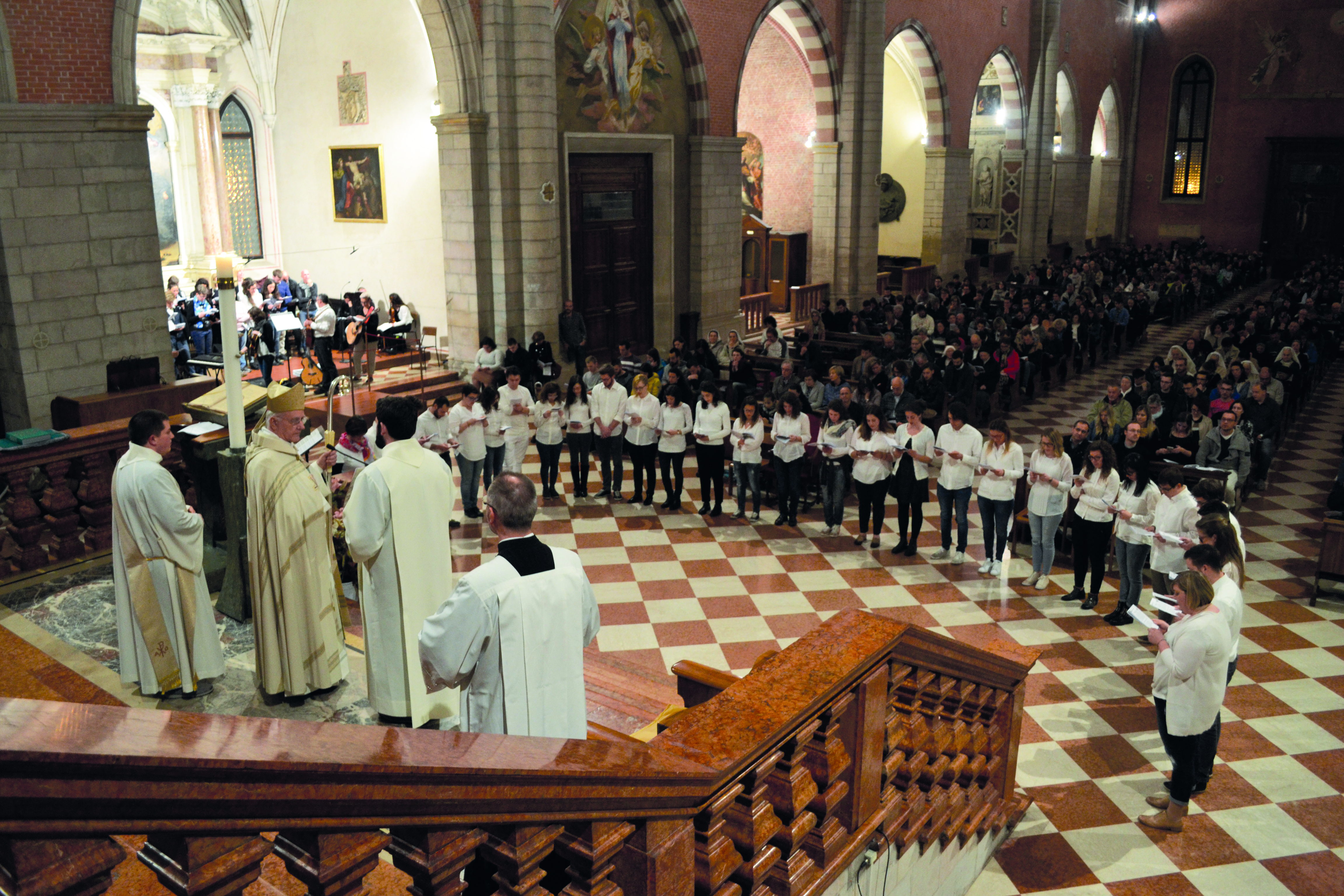 Giovani in preghiera. «Dacci un cuore che ascolta»