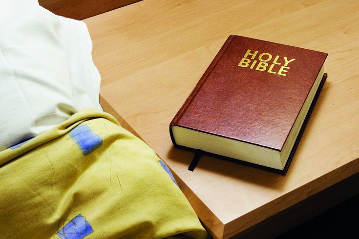 La Bibbia: pochi la leggono, ma sulla mensola non manca