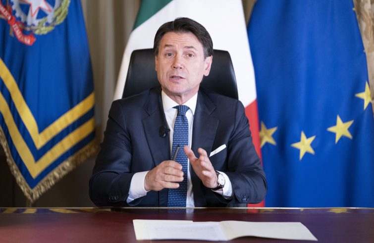 Covid-19: Conte, «Chiusi negozi, bar e ristoranti. Garantiti cibo, trasporti, sevizi bancari»