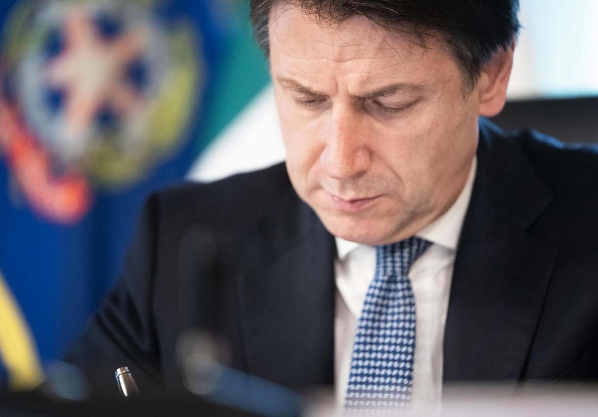 Conte: «Mascherine e distanziamento sociale fino al vaccino»