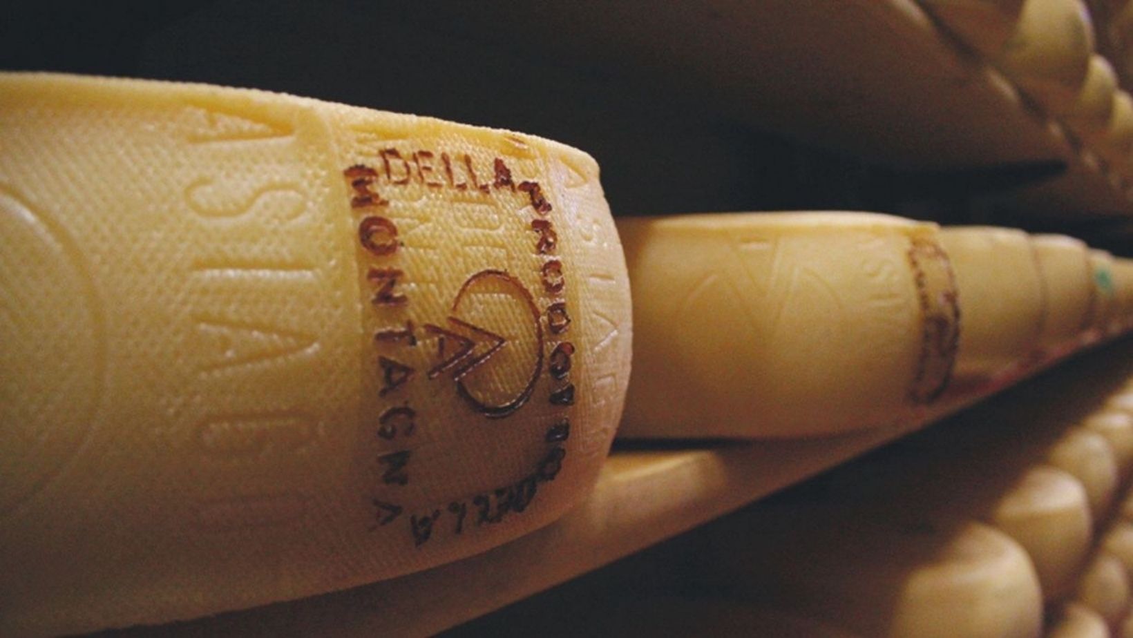 Tra le malghe a fare il formaggio