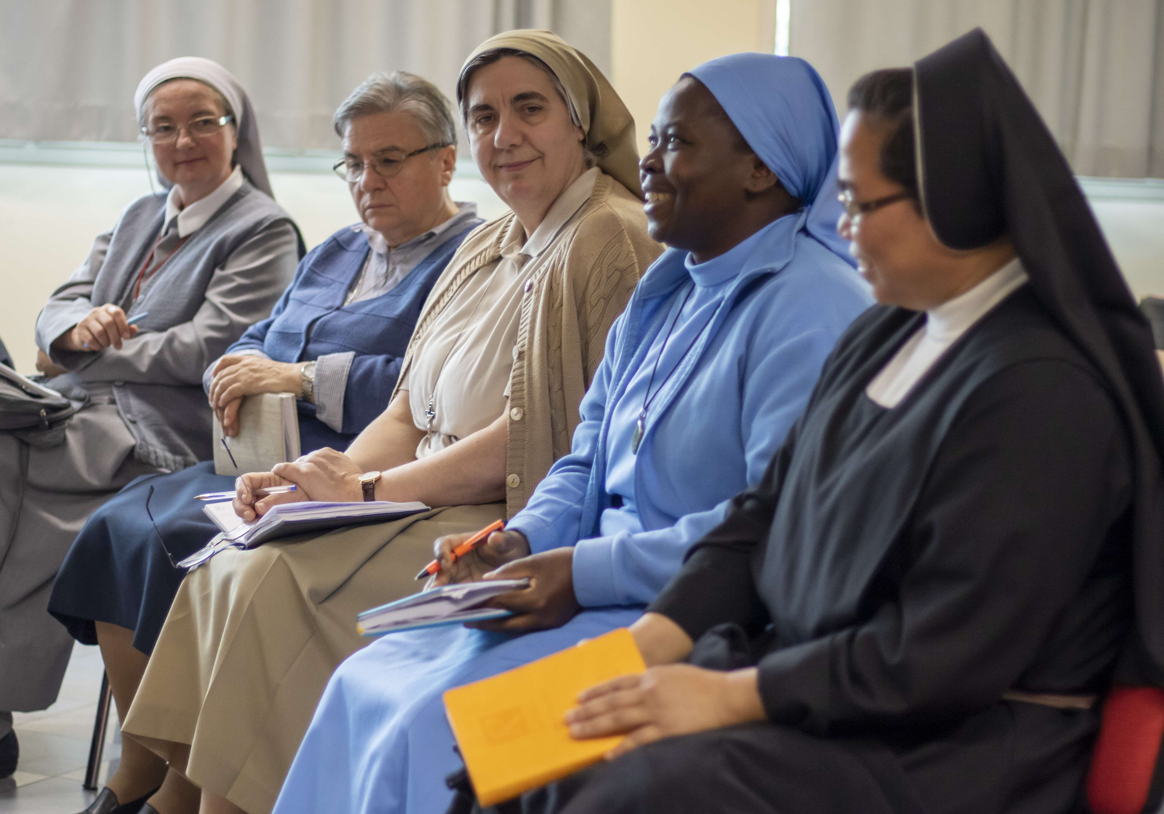 Il sorriso dei religiosi contagia il web