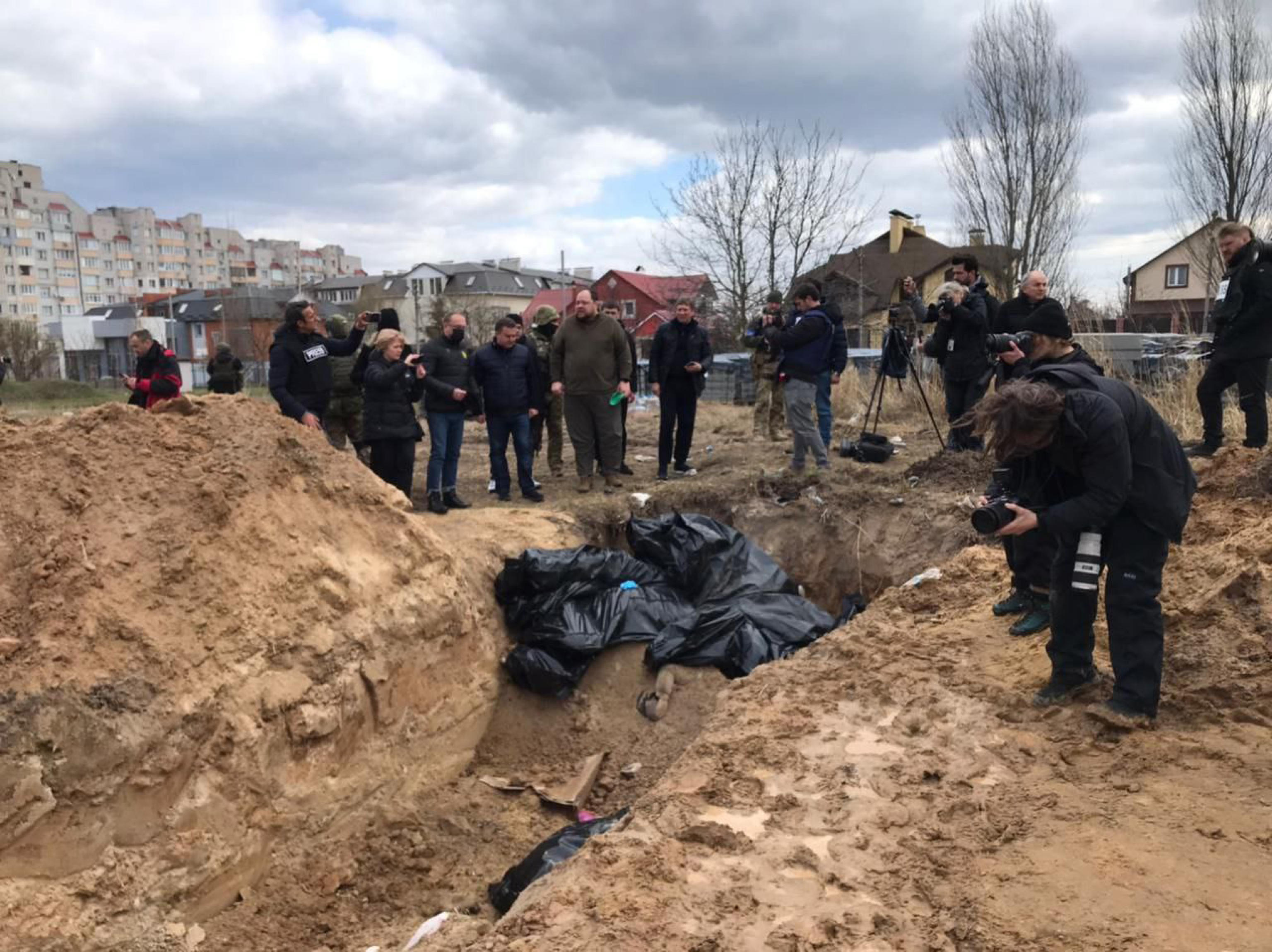 Il Vescovo di Kiev dopo il massacro di Bucha: «Questi crimini saranno puniti. Ma ora piangiamo con le vittime»