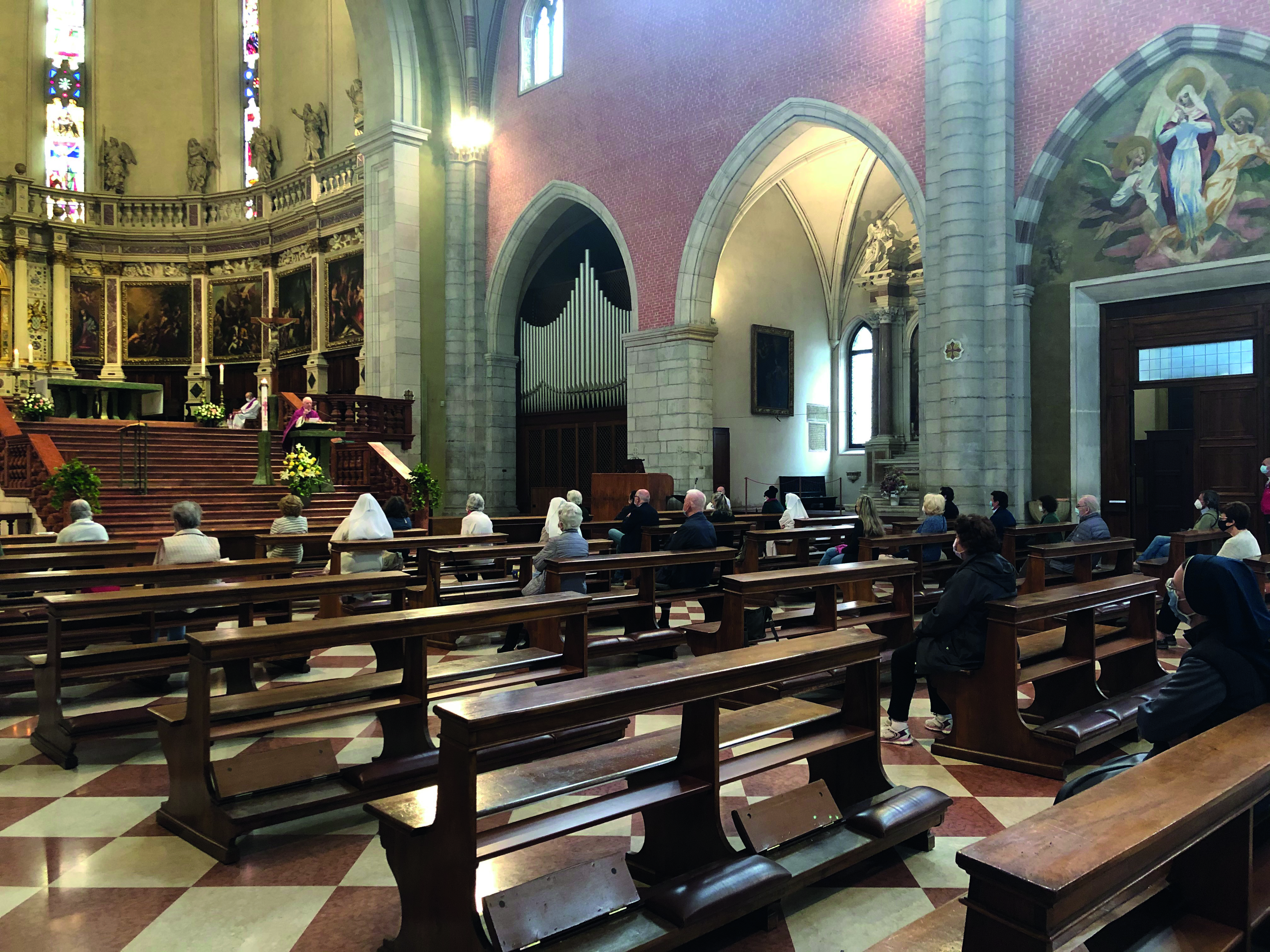 Mascherine in chiesa: non più obbligatorie ma «raccomandate»