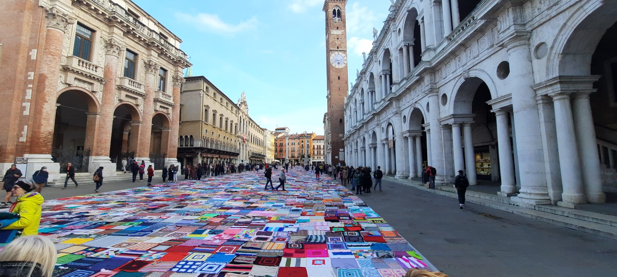 8mila quadrati di stoffa per dire “no” alla violenza sulle donne