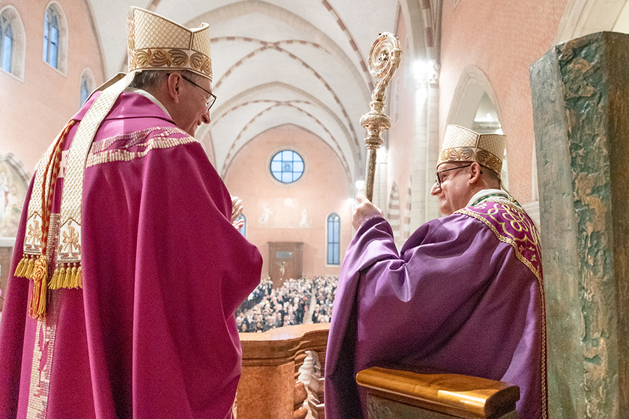 Il vescovo Giuliano: «Grazie a mons. Pizziol, prendo il pastorale e continuo la corsa»