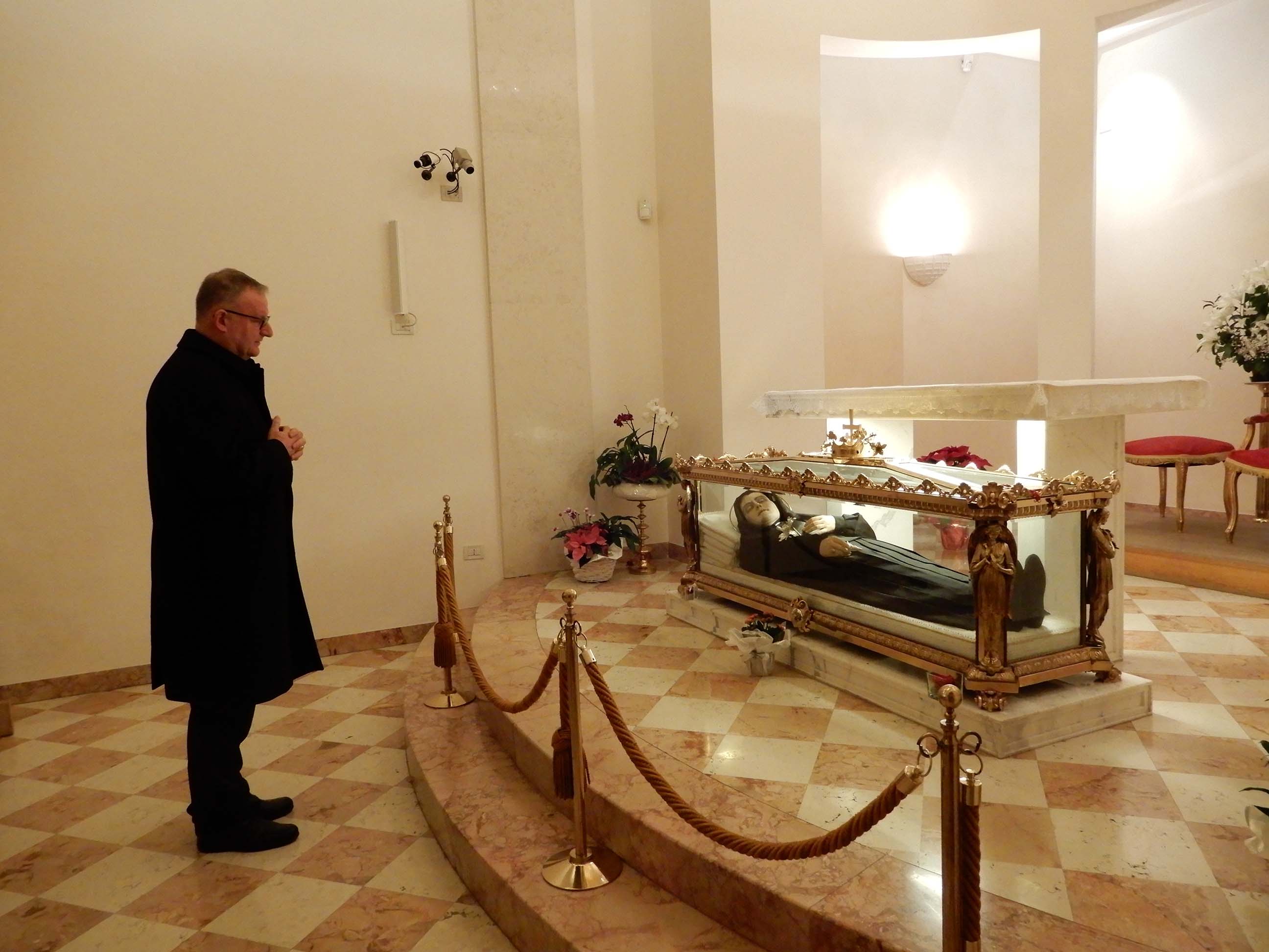 Il Vescovo Giuliano in preghiera nella cappella di Santa Bertilla