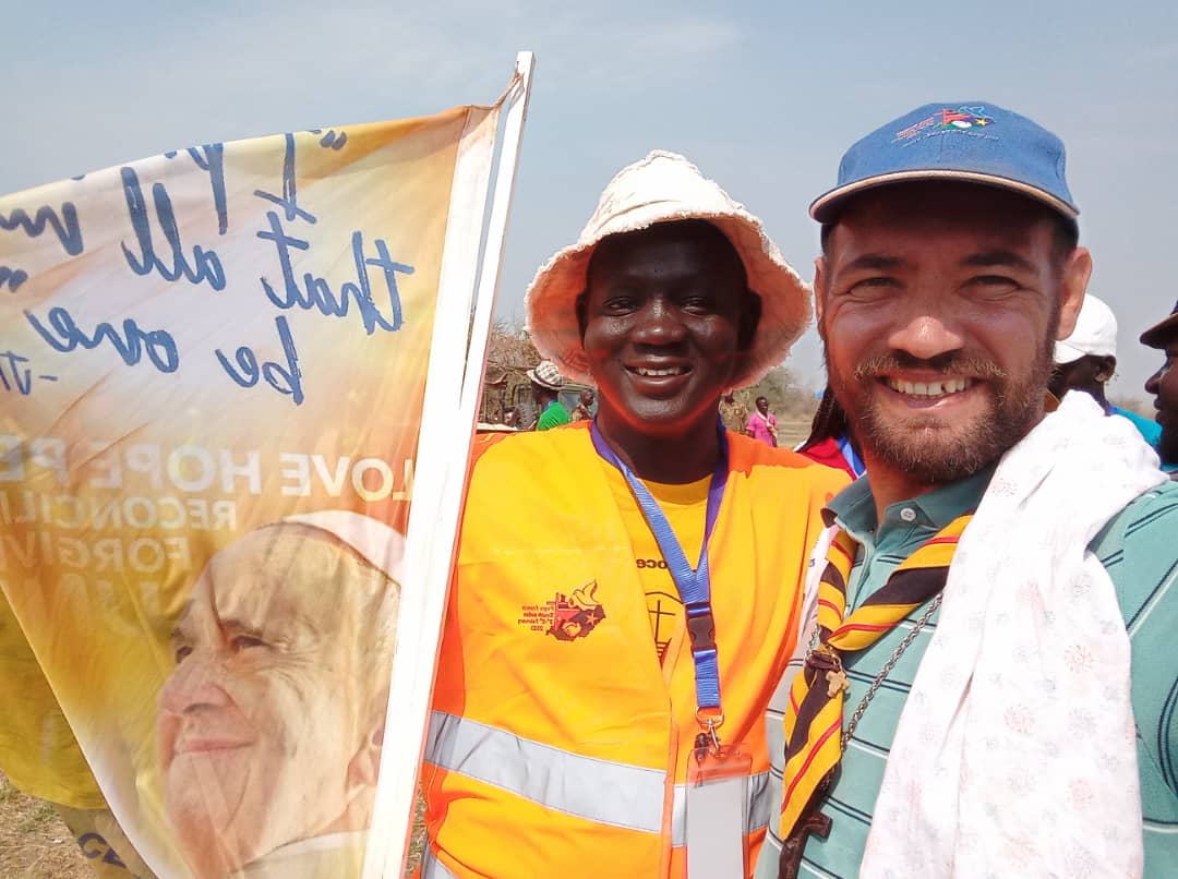 Dopo 400 km a piedi Christian Carlassare e i giovani di Rumbek sono stanchi ma felici di incontrare il Papa