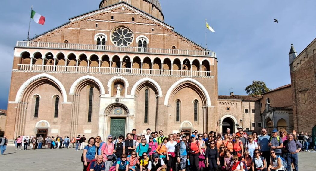 A piedi da Monte Berico al Santo tutti gli anni. La storia di Antonio, pellegrino dal 1998 per un voto.