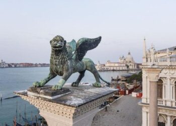 El leon de S. Marco xé fato in Cina