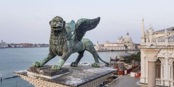 El leon de S. Marco xé fato in Cina