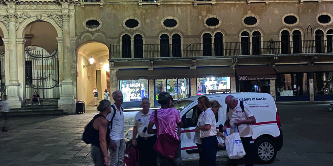 Una notte tra i senza tetto Le regole, le gerarchie e il dolore degli ultimi