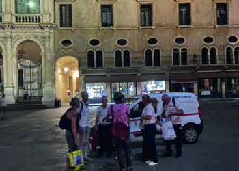 Una notte tra i senza tetto Le regole, le gerarchie e il dolore degli ultimi