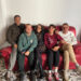Da sinistra, Alberto De Tata di Mea Scs, Tommaso con mamma Cosetta Gonzato e Nicole con papà Massimo sul divano di casa