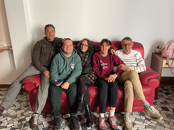 Da sinistra, Alberto De Tata di Mea Scs, Tommaso con mamma Cosetta Gonzato e Nicole con papà Massimo sul divano di casa