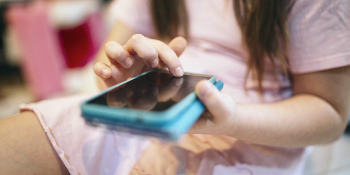 Smartphone vietato, ma dalle lesioni di fisica alle traduzioni simultanee «in classe è uno strumento utile». Ecco perché.