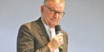 Il vescovo Giuliano «La politica vuole i cattolici divisi»