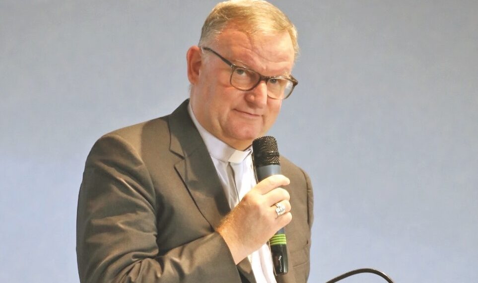 Il vescovo Giuliano «La politica vuole i cattolici divisi»