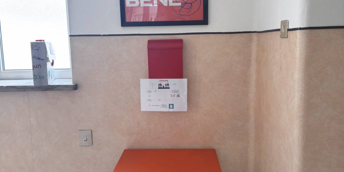 All’istituto Farina arrivano i banchi e le cassette arancioni: gli angoli dove denunciare i bulli