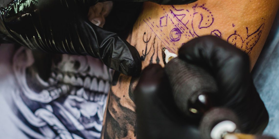 È tatuaggi-mania anche nel Vicentino: «Ce li chiedono ad ogni età»