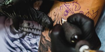È tatuaggi-mania anche nel Vicentino: «Ce li chiedono ad ogni età»