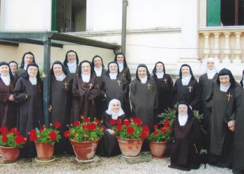 Silenzio e preghiera continua, sostegno invisibile per l’umanità