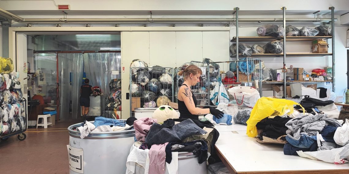 Stop alla raccolta dei vestiti usati. La svolta della Cooperativa sociale “Insieme”