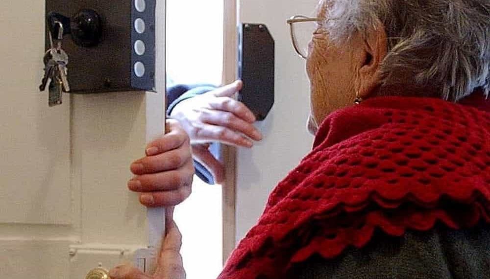 Truffe agli anziani: ecco le 10 regole per evitare i raggiri