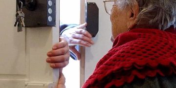 Truffe agli anziani: ecco le 10 regole per evitare i raggiri