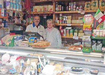 Non solo acquisti dal “casolino”. «Qui si possono fare anche due parole»