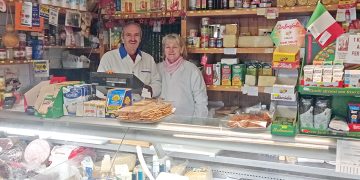 Non solo acquisti dal “casolino”. «Qui si possono fare anche due parole»