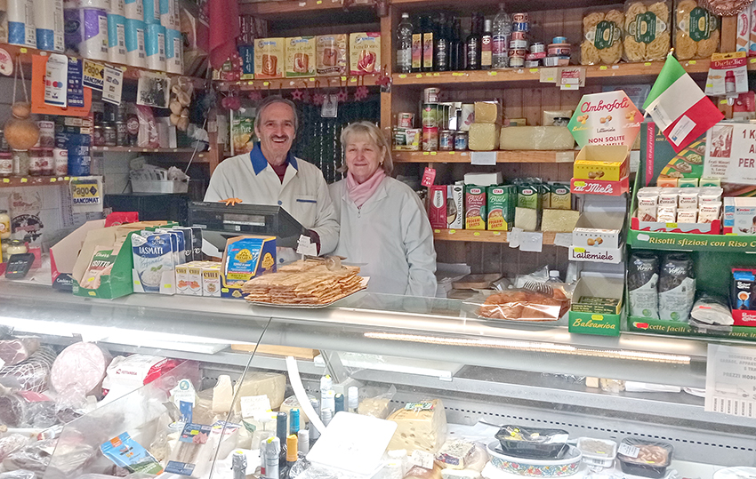 Non solo acquisti dal “casolino”. «Qui si possono fare anche due parole»