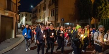 I giovani «chiamati a vegliare» percorrono le strade di Vicenza