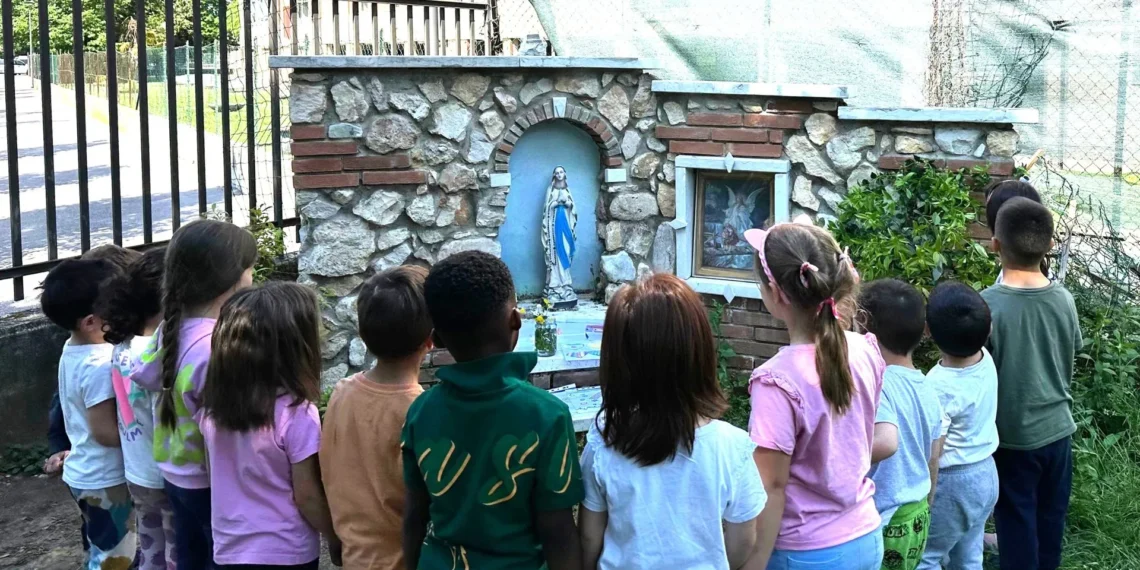 Maggio con Maria. Il rosario al capitello raduna bambini e famiglie