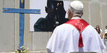 Papa in Spagna: “migranti esame di coscienza per l’Europa”