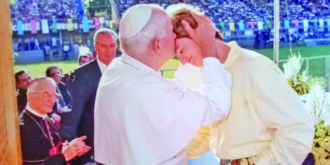 Addio a Nicoletta Fusaro, la giovane che accolse Giovanni Paolo II allo Stadio Menti nel 1991