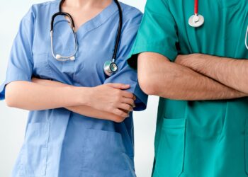 Il nodo del personale che rischia di vanificare la riforma della sanità introdotta con il PNRR