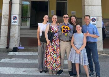 Mattia si diploma al liceo e guarda all’università: «La sindrome di Down non mi ha mai fermato»