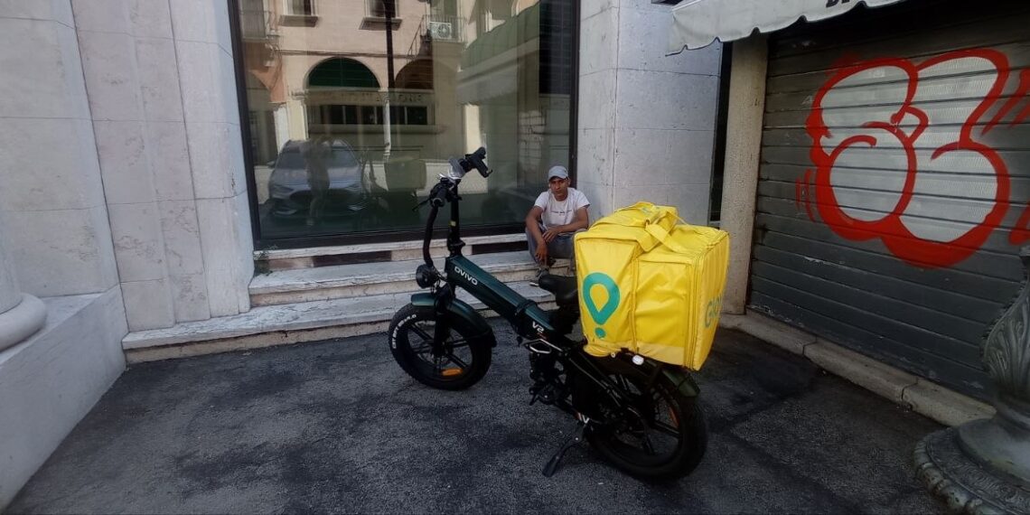 A Vicenza il caldo non ferma i rider: «Pedalo fino a 200 km al giorno per mandare i soldi alla mia famiglia»
