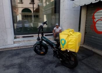 A Vicenza il caldo non ferma i rider: «Pedalo fino a 200 km al giorno per mandare i soldi alla mia famiglia»