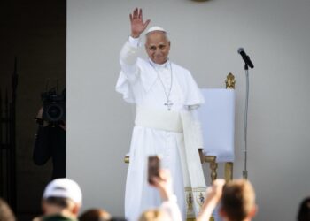 Papa Leone da Assisi: «Ai cristiani sarà sempre più chiesto di diventare operatori di pace»