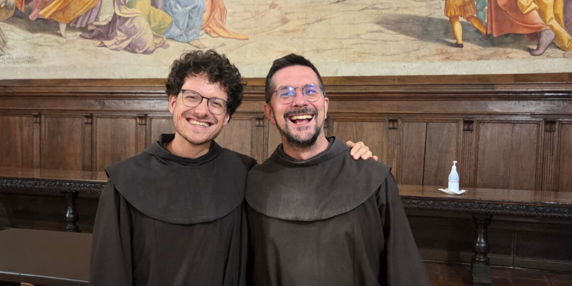 Ad Assisi due frati vicentini accolgono i giovani che arrivano da tutto il mondo per il Meeting internazionale GO! (Va’, Francesco e riparti per la mia casa)