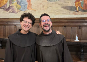 Ad Assisi due frati vicentini accolgono i giovani che arrivano da tutto il mondo per il Meeting internazionale GO! (Va’, Francesco e riparti per la mia casa)