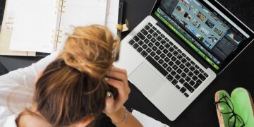 Salute digitale, come gli schermi influenzano vista, postura e concentrazione