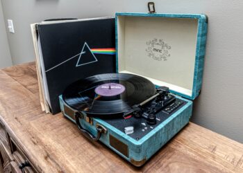 La musica torna a farsi toccare: vinili, CD e cassette conquistano anche i giovani