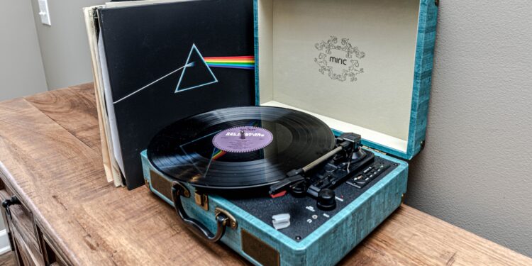 La musica torna a farsi toccare: vinili, CD e cassette conquistano anche i giovani