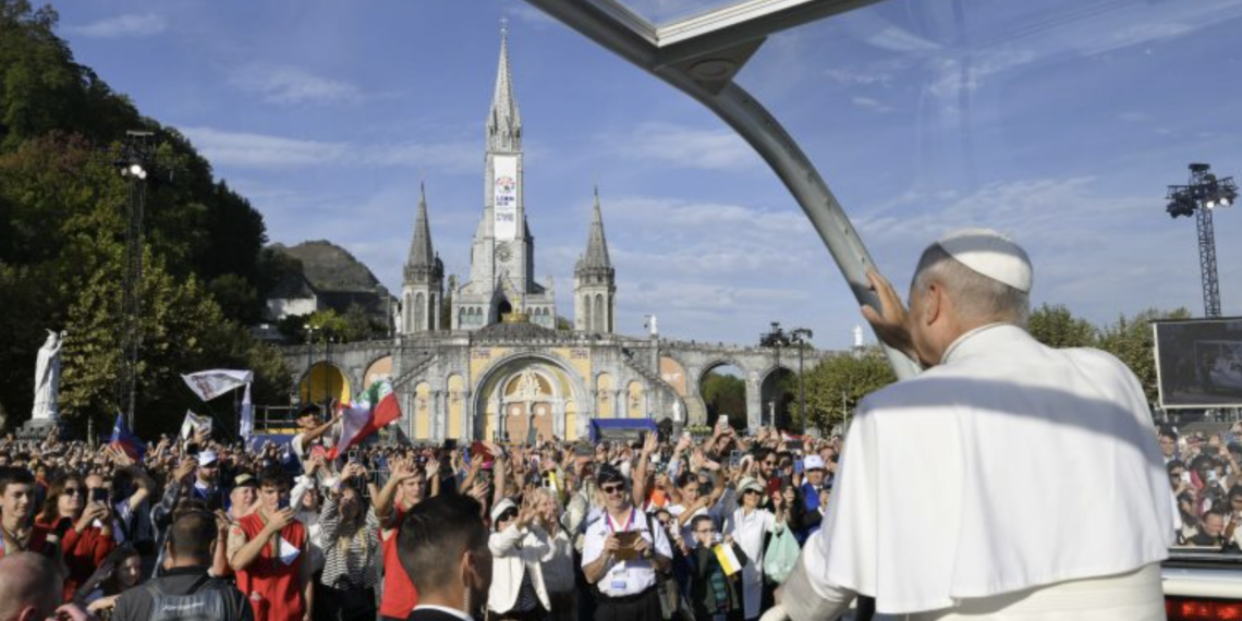 Papa in Francia: “Lourdes santuario della speranza cristiana”