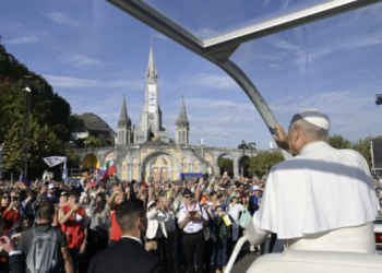 Papa in Francia: “Lourdes santuario della speranza cristiana”