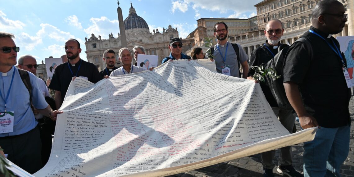 Preti contro il genocidio. Anche il Vescovo Christian Carlassare alla manifestazione a Roma per la Terra Santa